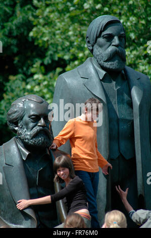 Das Marx-Engels-Denkmal in Berlin-Mitte. Stockfoto