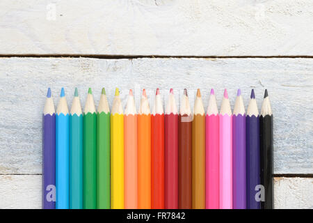 Einige Buntstifte auf einem weißen Holztisch. Leere Kopie Platz für Text Editor. Stockfoto
