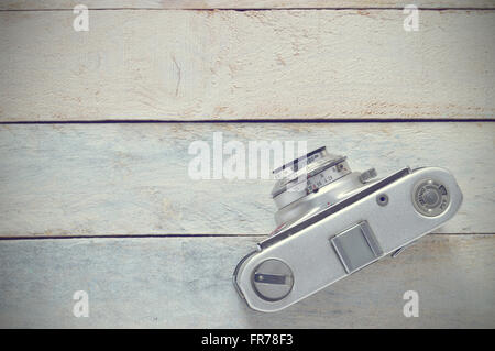 Retro-Foto-Kamera auf einem hölzernen Hintergrund, Ansicht von oben. Vintage-Szene auf einem weißen Holztisch. Leere Kopie Platz für Text editor Stockfoto