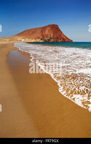 Playa la Tejita und Montaña Roja auf Teneriffa, Kanarische Inseln, Spanien an einem sonnigen Tag. Stockfoto