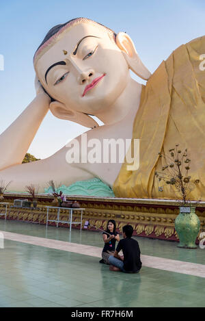 Burmesische Touristen nehmen Selfie vor dem Myathalyaung liegenden Buddha in Bago, Birma (Myanmar) Stockfoto