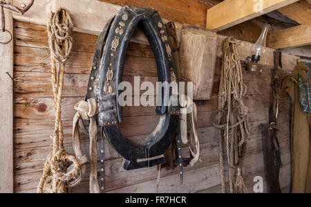 Alten Kummet hängen an der Wand eines hölzernen Hauses Stockfoto