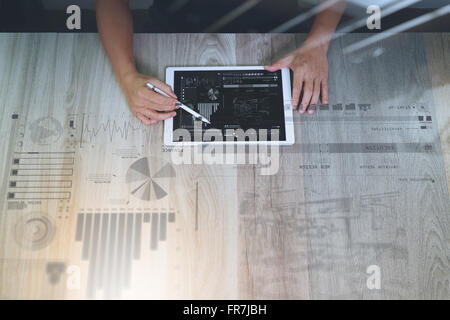 Draufsicht der Designer Hand arbeiten mit digitalen Tablet-PC mit Design Diagramm Ebeneneffekt auf hölzernen Schreibtisch als responsive Webdesign Stockfoto