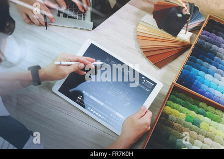 Draufsicht des Innenarchitekten zwei Kollegen diskutieren, Daten mit digital-Tablette und neuen modernen Computer-Laptop mit Probe-Matte Stockfoto