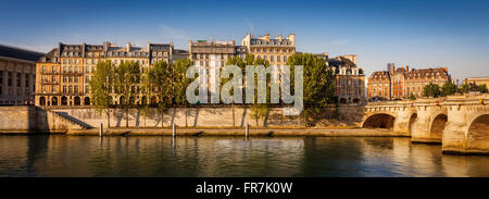 Friedliche Sommermorgen entlang der Quai de l ' Horloge am Ufer auf der Île De La Cité in Paris, mit der Brücke Pont Neuf Stockfoto