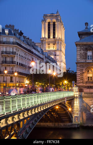 Pont d'Arcole und die Türme der Kathedrale Notre Dame de Paris bei Dämmerung beleuchtet. Ile De La Cite, Paris, Frankreich Stockfoto