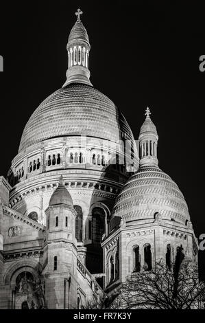 Architektonische Details in schwarz & weiß von der Basilika Sacré-Coeur (Sacre-Coeur) beleuchtet in der Nacht in Montmartre Paris Stockfoto