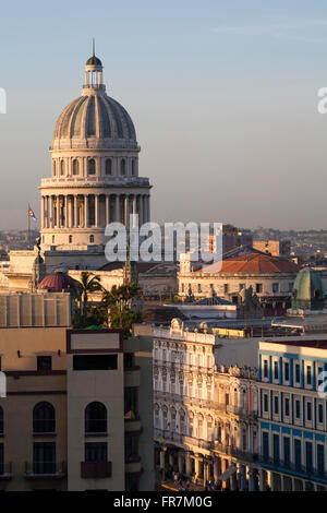 Capitolio, National Capitol steht hoch in der Skyline in Havanna, Kuba, Westindische Inseln, Karibik, Mittelamerika Stockfoto