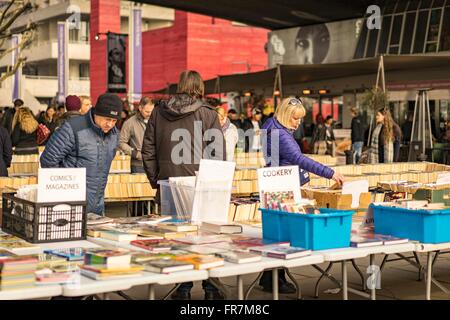 Menschen suchen einen gebrauchtes Buch-Stall unter Waterloo Bridge auf der South Bank, London Stockfoto