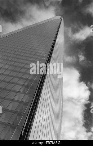 Black And White Nahaufnahme von The Shard London Bridge, Blick von unten, Stockfoto