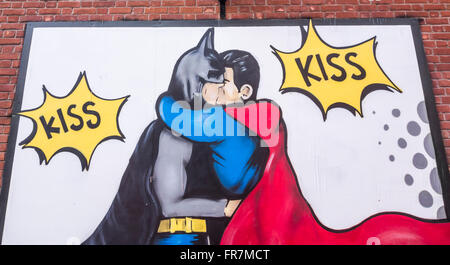 Wandbild von Batman und Robin küssen an Wand des New Union Hotel an der Canal Street in Manchesters Gay Village. Manchester. UK Stockfoto