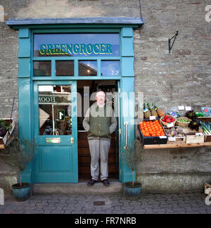 Ein gemüsehändler steht außerhalb seiner Shop im Heu auf Wye, Powys, Wales, Großbritannien Stockfoto