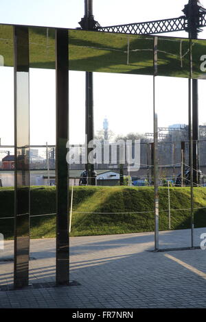 Der neue Gasholder Park, moderne zeitgenössische Leben neben Regent's Canal in Kings Cross Regeneration Gegend im Norden von London Stockfoto