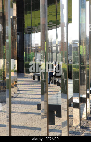 Der neue Gasholder Park, moderne zeitgenössische Leben neben Regent's Canal in Kings Cross Regeneration Gegend im Norden von London Stockfoto