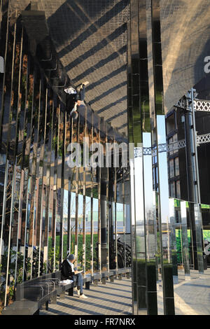 Der neue Gasholder Park, moderne zeitgenössische Leben neben Regent's Canal in Kings Cross Regeneration Gegend im Norden von London Stockfoto