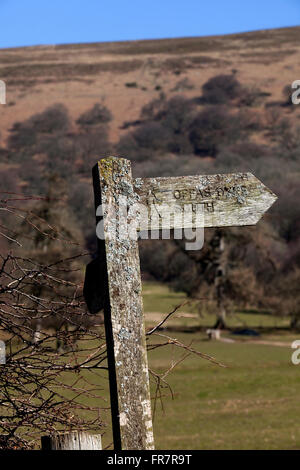 Anmelden, um Offa's Dyke Pfad in der Nähe der Ruinen der Abtei oder Augustiner Llanthony Priory in die Schwarzen Berge von Wales, Stockfoto