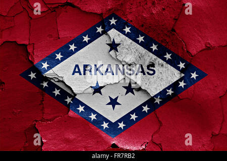 Flagge von Arkansas auf rissige Wand gemalt Stockfoto