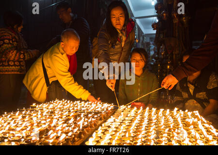 Kathmandu, Nepal - 6. Dezember 2014: Pilger in Boudhanath Stupa aufleuchten Butter Kerzen für Vollmond-Festival. Stockfoto