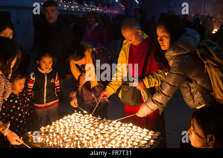 Kathmandu, Nepal - 6. Dezember 2014: Pilger in Boudhanath Stupa aufleuchten Butter Kerzen für Vollmond-Festival. Stockfoto