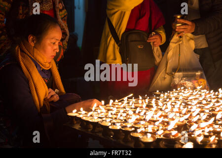 Kathmandu, Nepal - 6. Dezember 2014: Pilger in Boudhanath Stupa aufleuchten Butter Kerzen für Vollmond-Festival. Stockfoto