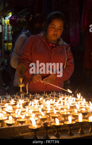 Kathmandu, Nepal - 6. Dezember 2014: Pilger in Boudhanath Stupa aufleuchten Butter Kerzen für Vollmond-Festival. Stockfoto