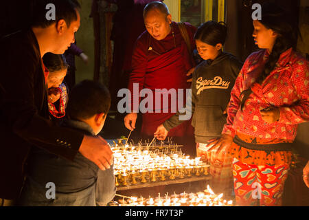 Kathmandu, Nepal - 6. Dezember 2014: Pilger in Boudhanath Stupa aufleuchten Butter Kerzen für Vollmond-Festival. Stockfoto