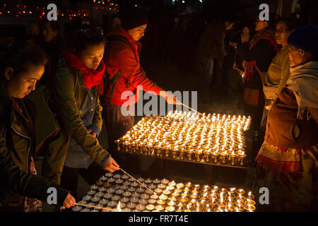 Kathmandu, Nepal - 6. Dezember 2014: Pilger in Boudhanath Stupa aufleuchten Butter Kerzen für Vollmond-Festival. Stockfoto