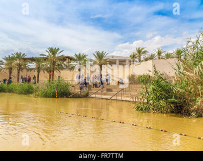 Touristen in der Nähe von Jordan River, am Ort der Taufe Jesu Stockfoto