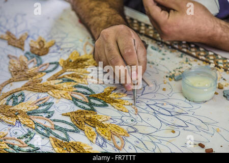 Meister machen künstlerische Mosaiken. Mosaik in Jordanien Stockfoto