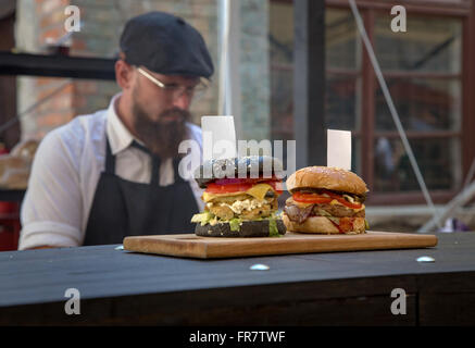 Nahaufnahme von hausgemachten Hamburger mit frischem Gemüse Stockfoto