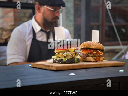 Nahaufnahme von hausgemachten Hamburger mit frischem Gemüse Stockfoto