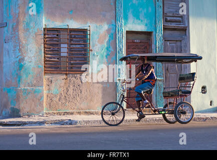 Das tägliche Leben in Kuba - Lokaler Mann reiten bicitaxi Fahrrad Taxi in Havanna, Kuba, Karibik, Karibik, Zentral- und Lateinamerika Stockfoto