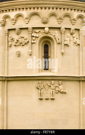 Österreich, Niederösterreich, Weinviertel, Schöngrabern, Pfarrkirche Mariae Geburt, Romanische Reliefdarstellungen einer der Apsis, Stockfoto