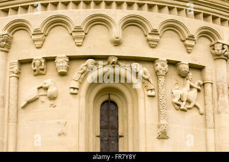 Österreich, Niederösterreich, Weinviertel, Schöngrabern, Pfarrkirche Mariae Geburt, Romanische Reliefdarstellungen einer der Apsis, Stockfoto