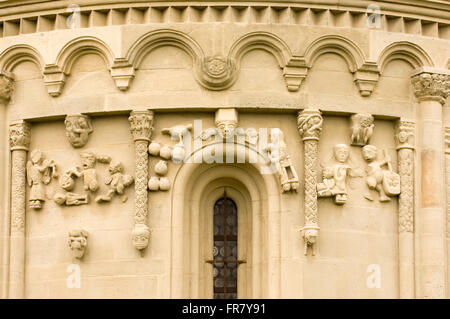 Österreich, Niederösterreich, Weinviertel, Schöngrabern, Pfarrkirche Mariae Geburt, Romanische Reliefdarstellungen einer der Apsis, Stockfoto