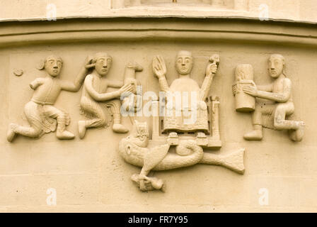 Österreich, Niederösterreich, Weinviertel, Schöngrabern, Pfarrkirche Mariae Geburt, Romanische Reliefdarstellungen einer der Apsis, Stockfoto