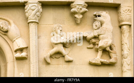 Österreich, Niederösterreich, Weinviertel, Schöngrabern, Pfarrkirche Mariae Geburt, Romanische Reliefdarstellungen einer der Apsis, Stockfoto