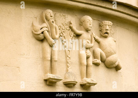 Österreich, Niederösterreich, Weinviertel, Schöngrabern, Pfarrkirche Mariae Geburt, Romanische Reliefdarstellungen einer der Apsis, Stockfoto