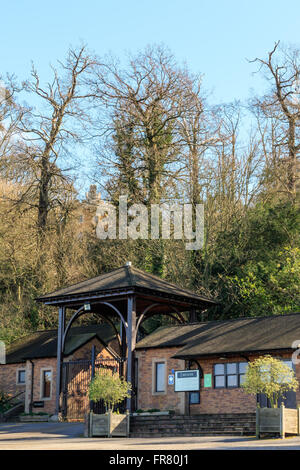 Belvoir Castle Besuchereingang mit der Burg im Hintergrund Parkplatz, Teestube und café Stockfoto