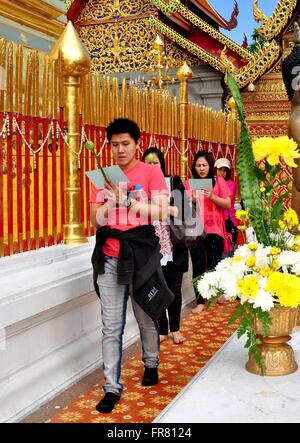 Chiang Mai, Thailand: Eine Prozession von Gläubigen Thais, die rings um die goldene Chedi im Wat Doi Suthep Stockfoto