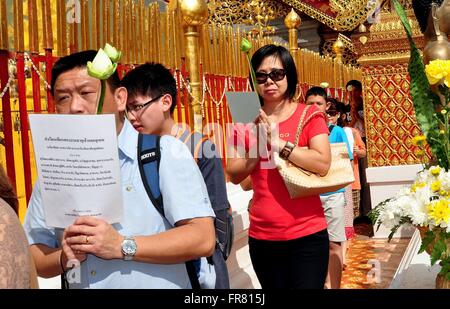 Chiang Mai, Thailand: Gläubige Thais tragen Gebetskarten und Lotus-Blume-Knospen in einer Prozession am Wat Doi Suthep Stockfoto