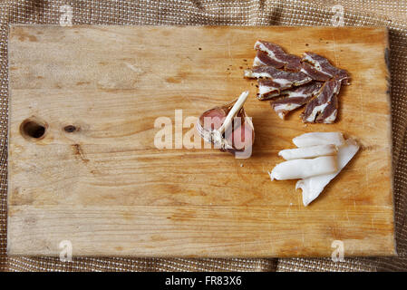 Salz Fleisch und Zutaten für das Kochen um Schneidebrett auf rustikalen Hintergrund, Ansicht von oben Platz für text Stockfoto