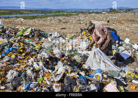 Garbage Collector in Sanitär Deponie ARPA - Alternative Recycling Paulo Afonso Stockfoto