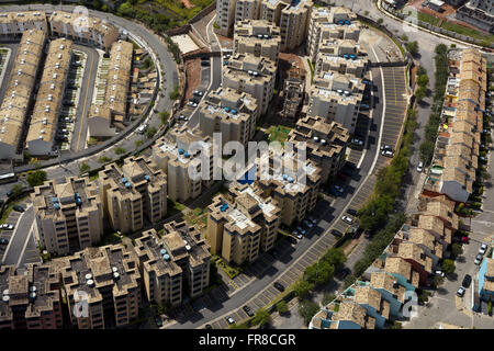 Aerial Blick auf Wohn-Eigentumswohnungen und Slum Tal Tugend I Kapelle Stockfoto