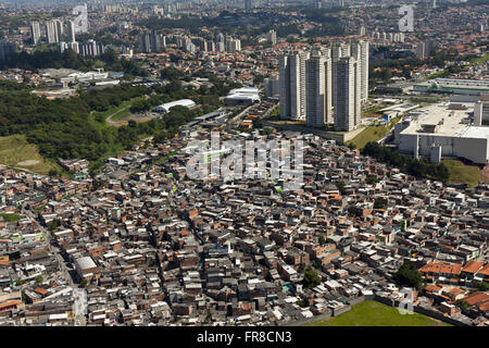 Luftansicht der Favela Jardim Jaqueline und Einkaufszentrum in der richtigen Raposo Tavares-Autobahn Stockfoto