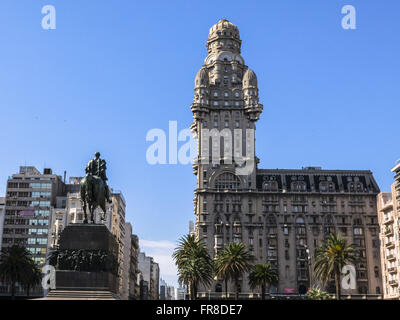 Blick auf das historische Zentrum in der Praca da Independencia Stockfoto