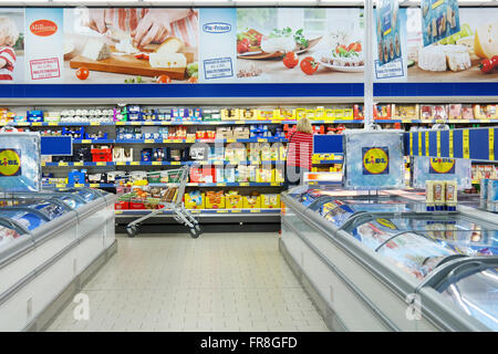 Innenraum eines Lidl-Supermarktes Stockfoto