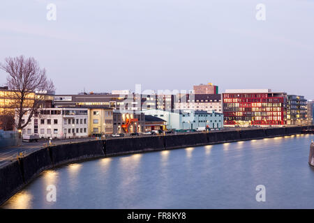 Frankfurt Main Osthafen in der Abenddämmerung Stockfoto