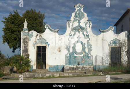 Barocke Fassade und Brunnen in der Nähe der Santuario Senhor Jesus da Pedra Portugal Stockfoto