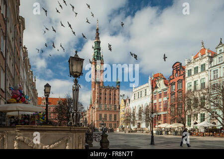 Dlugi Targ (langer Markt) in der Altstadt von Gdansk, Polen. Historische Rathaus im Hintergrund. Stockfoto